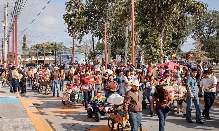 Familias de Allende participaron en la Mini Cabalgata del Bicentenario.