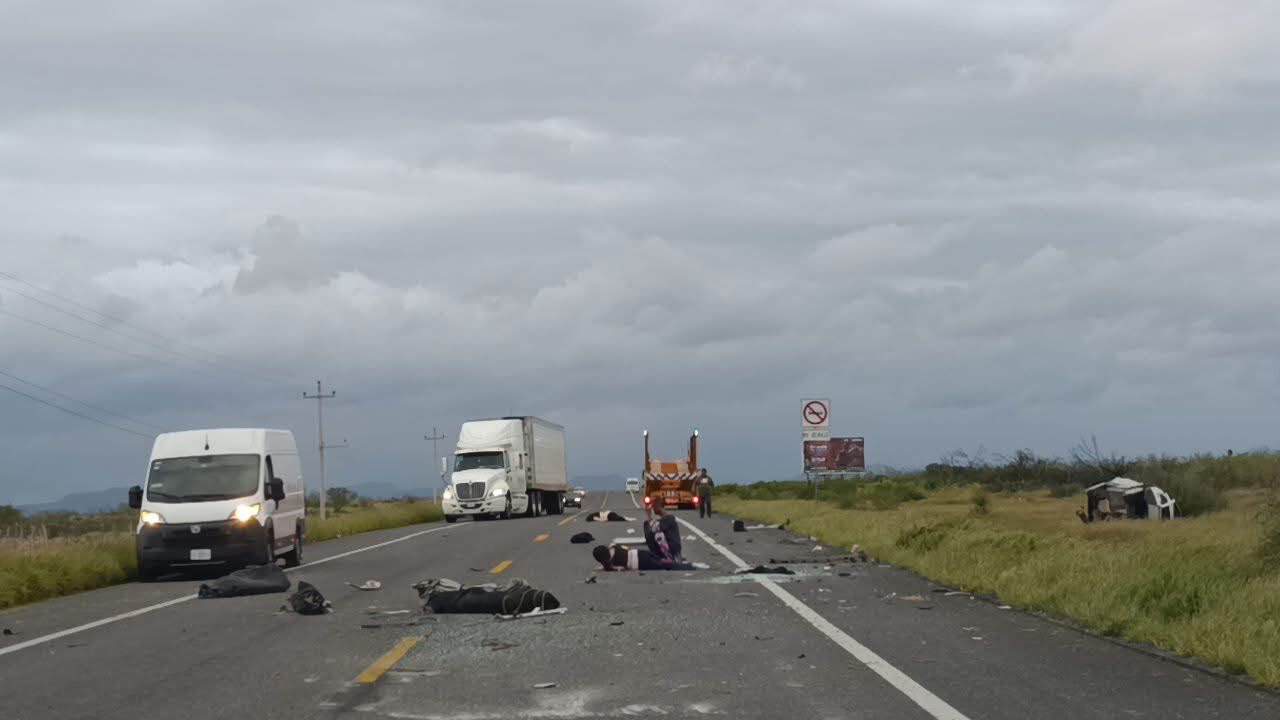 Vuelcan paisanos; un muerto, tres heridos