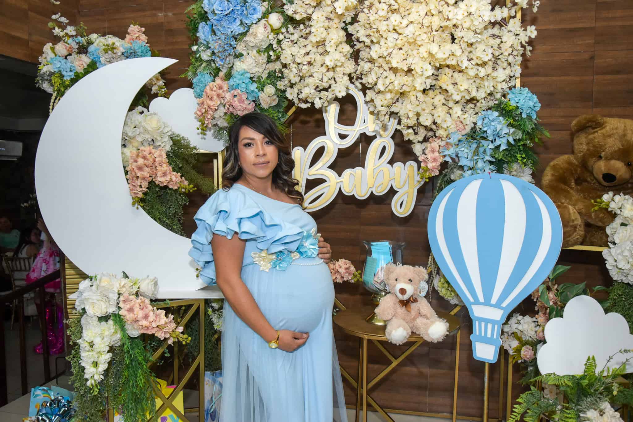 Familia y amigos se re&uacute;nen en el baby shower de Thalia Garza