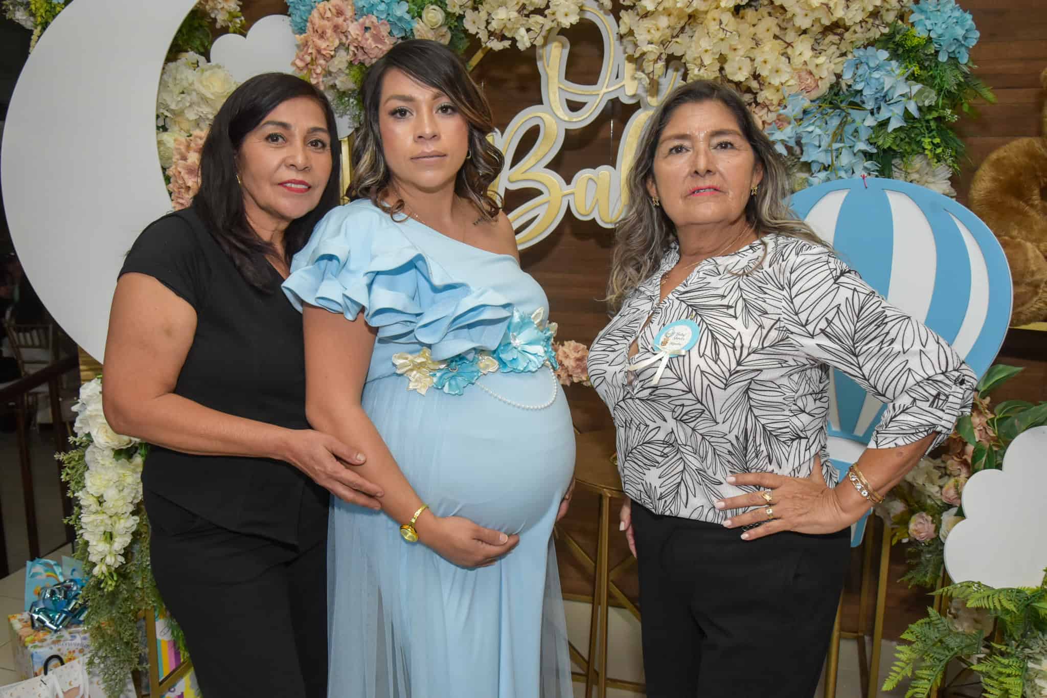 Familia y amigos se re&uacute;nen en el baby shower de Thalia Garza