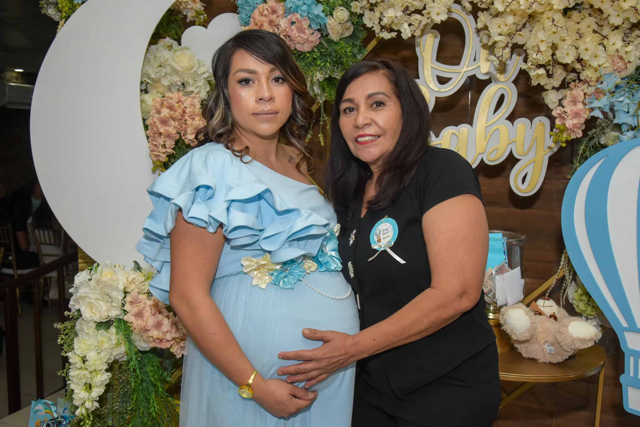 Familia y amigos se re&uacute;nen en el baby shower de Thalia Garza