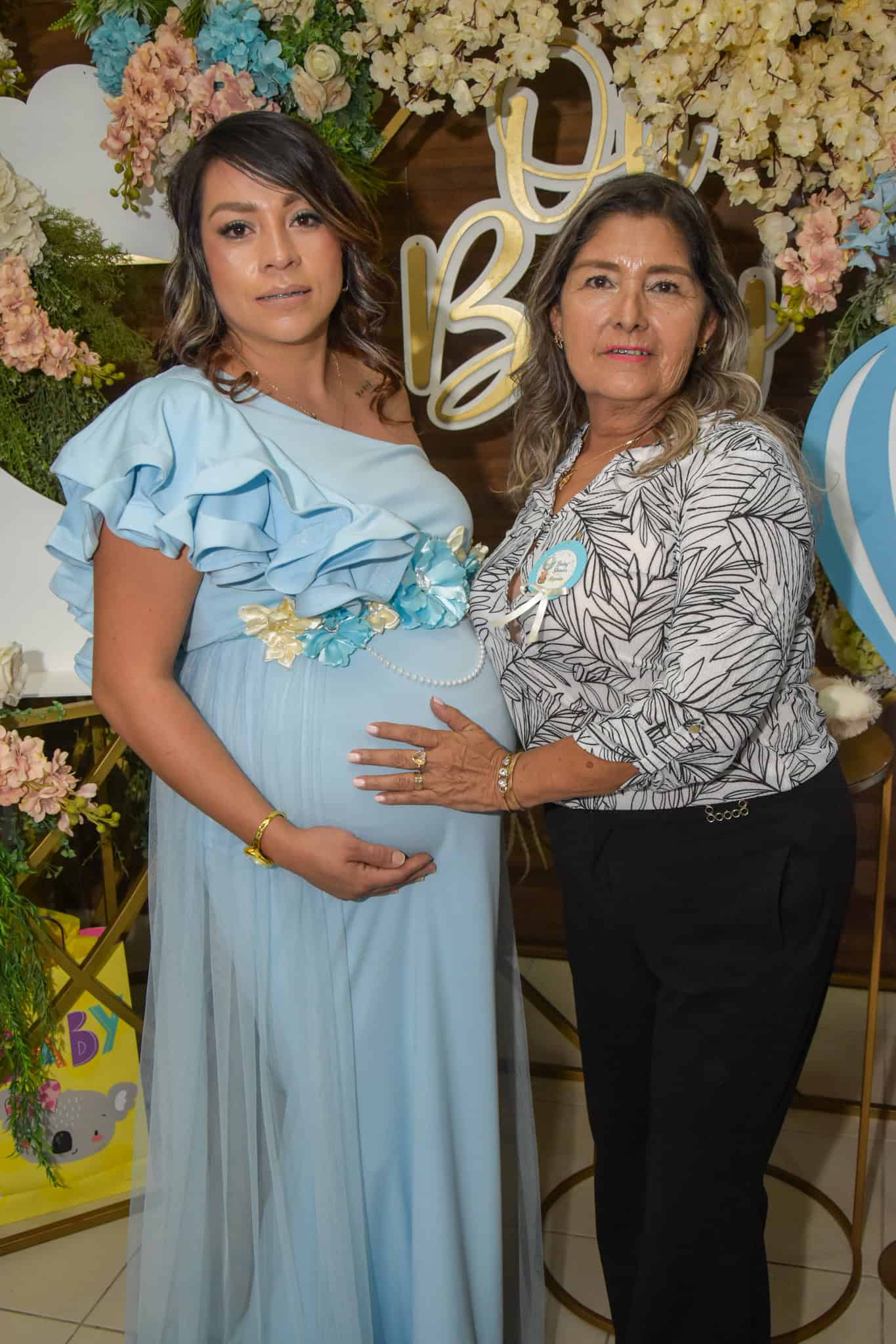Familia y amigos se re&uacute;nen en el baby shower de Thalia Garza
