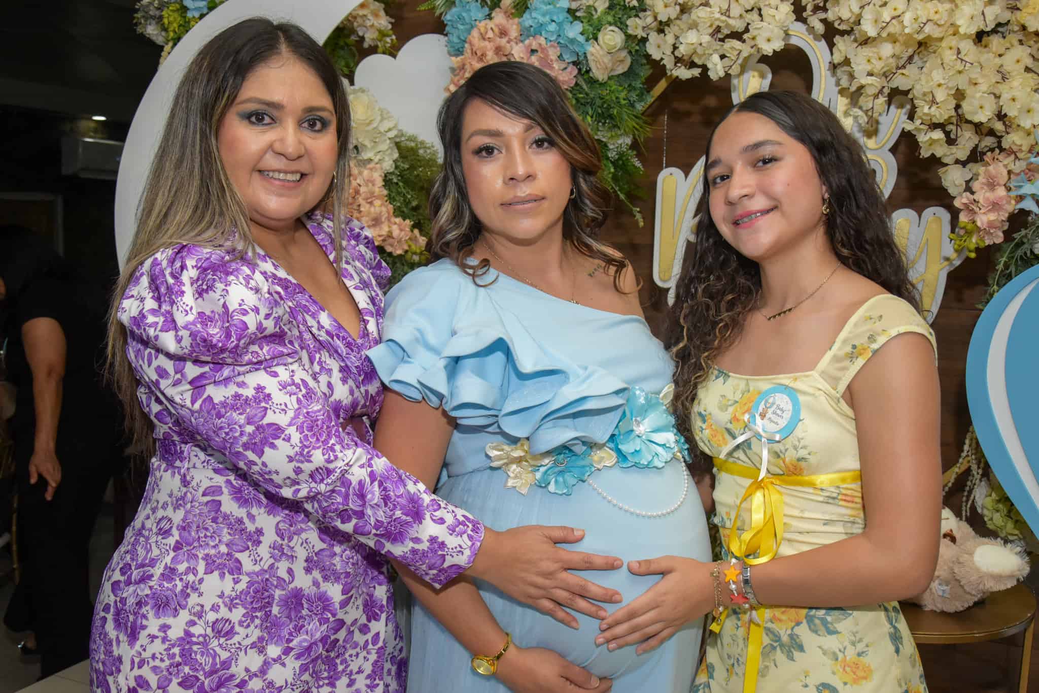 Familia y amigos se re&uacute;nen en el baby shower de Thalia Garza