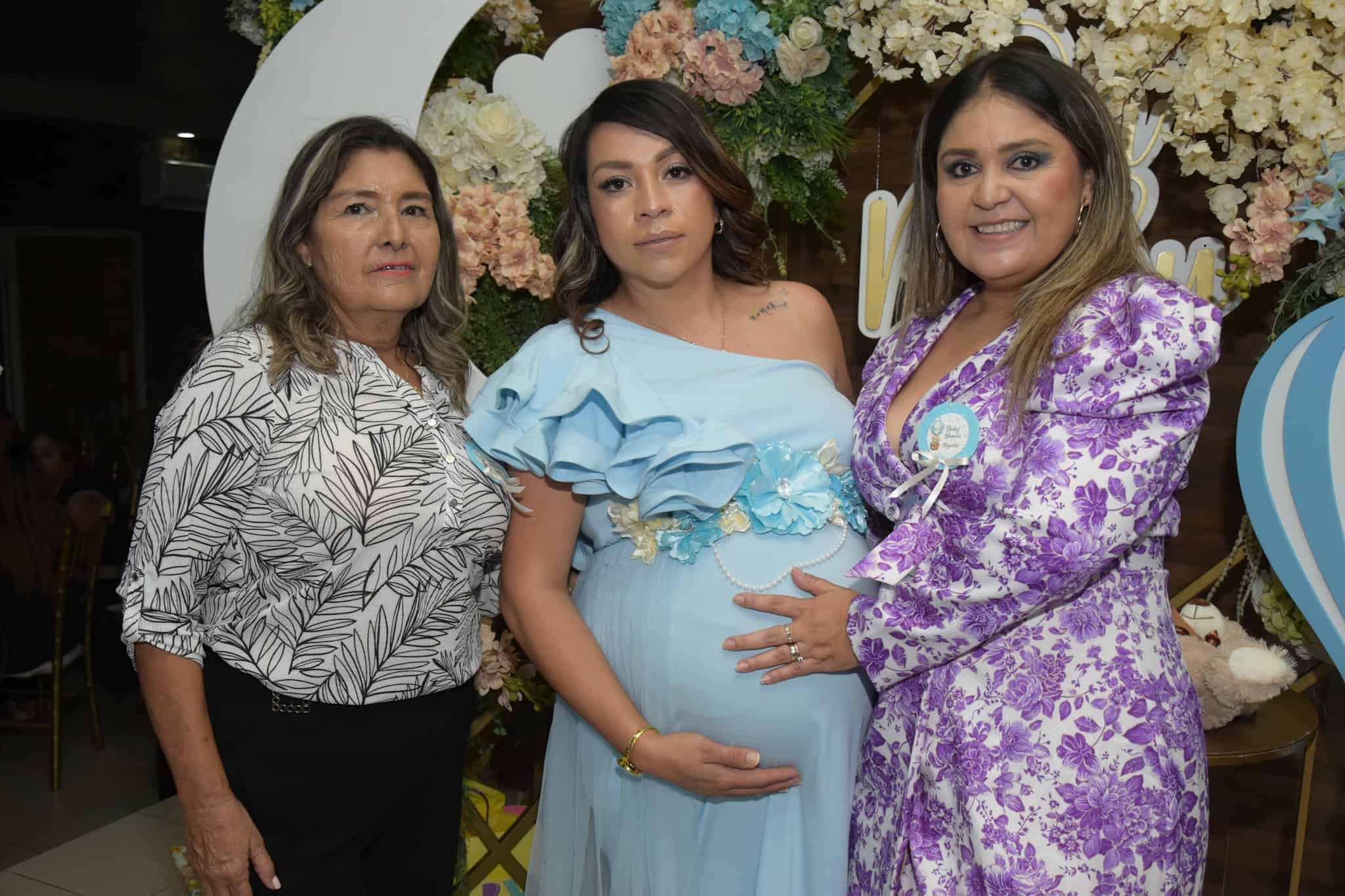Familia y amigos se re&uacute;nen en el baby shower de Thalia Garza