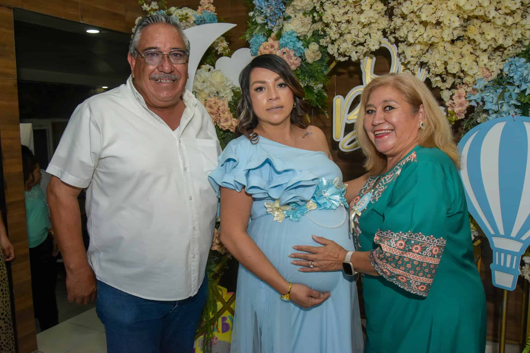 Familia y amigos se re&uacute;nen en el baby shower de Thalia Garza