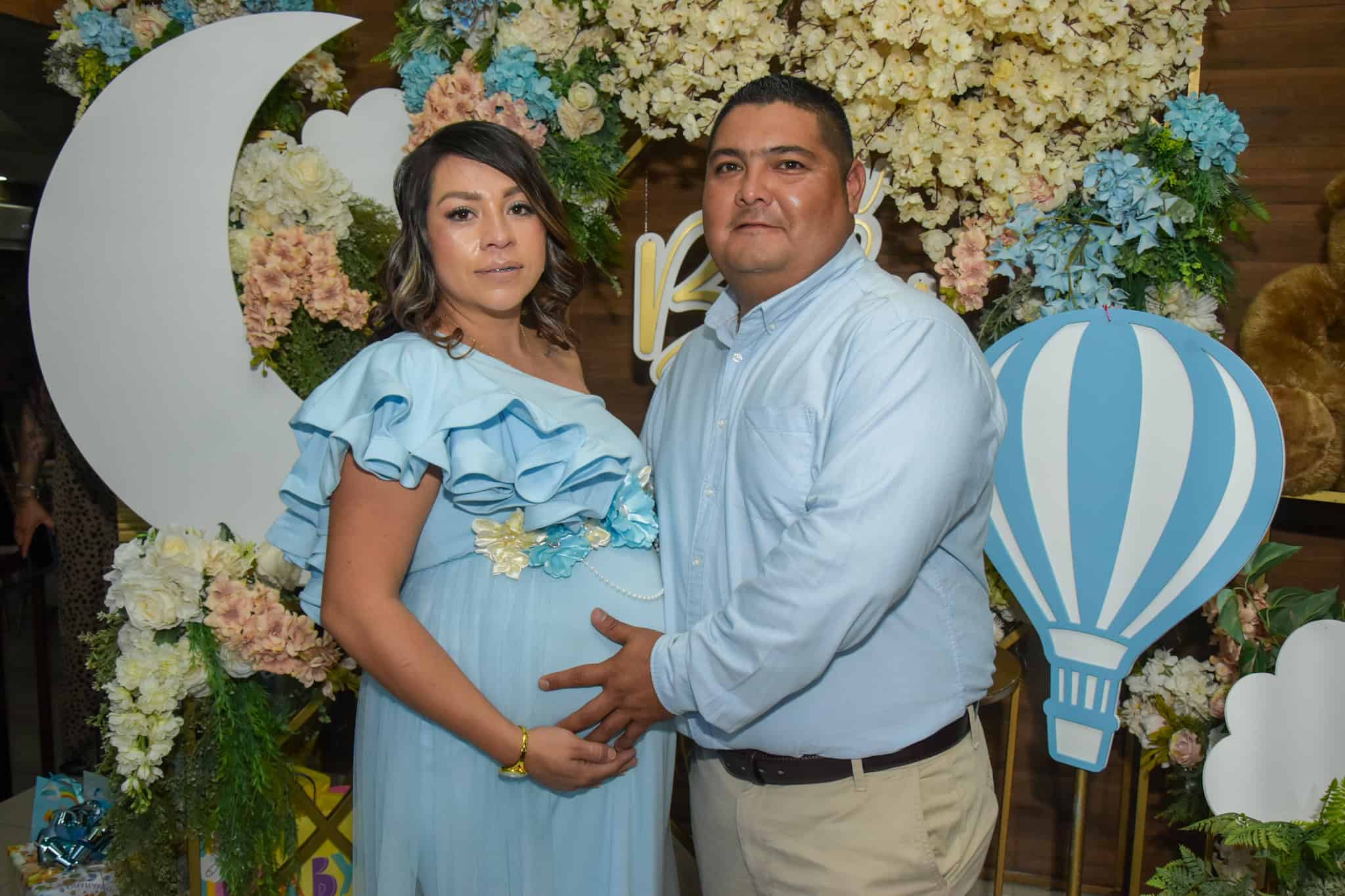 Familia y amigos se re&uacute;nen en el baby shower de Thalia Garza