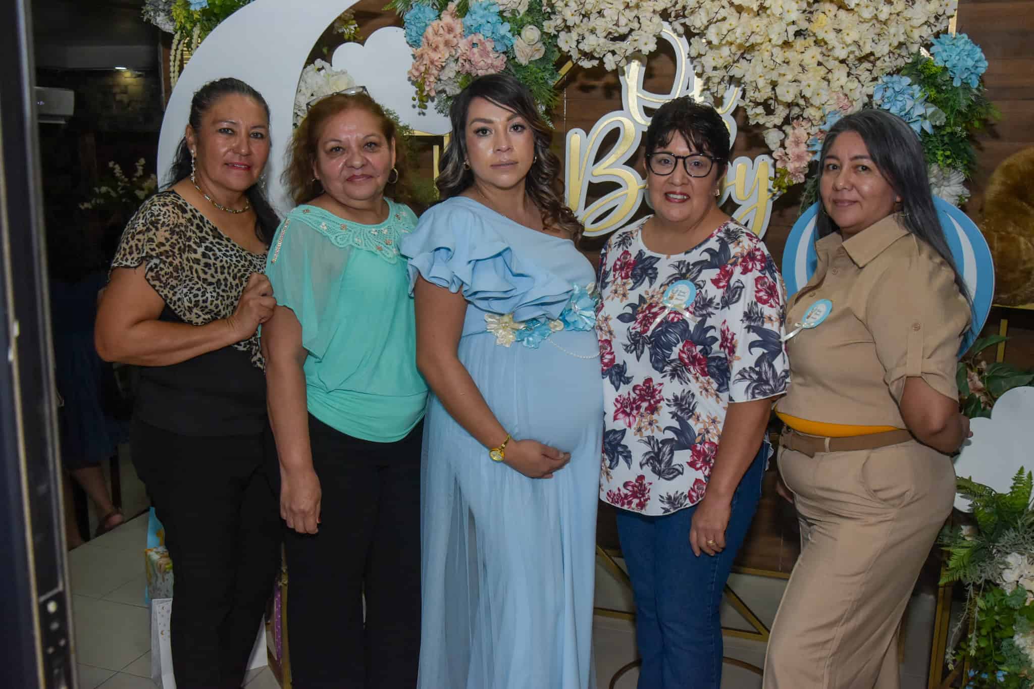 Familia y amigos se re&uacute;nen en el baby shower de Thalia Garza