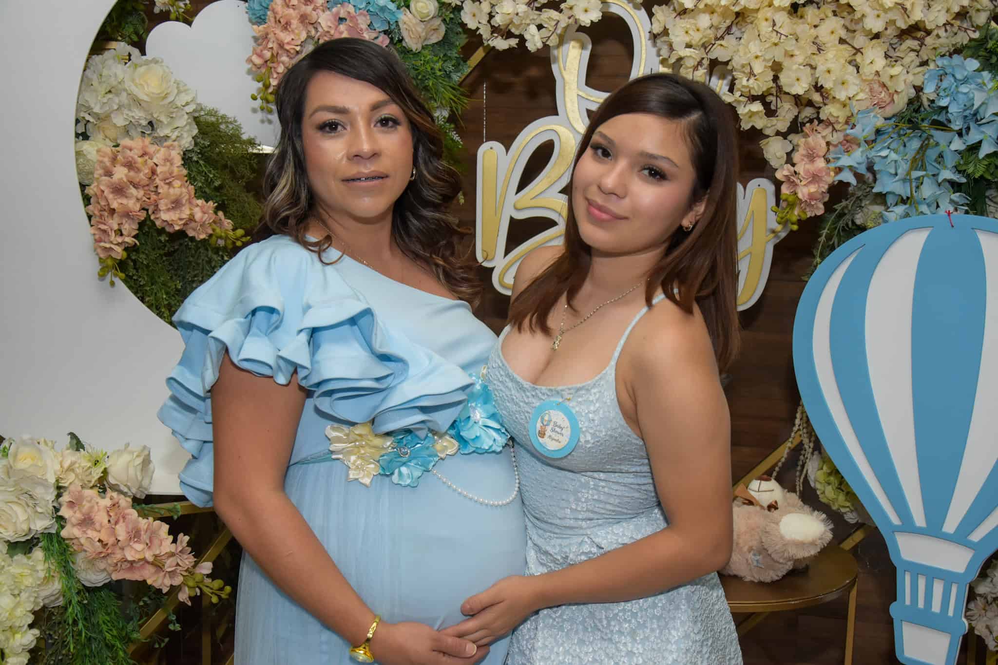 Familia y amigos se re&uacute;nen en el baby shower de Thalia Garza