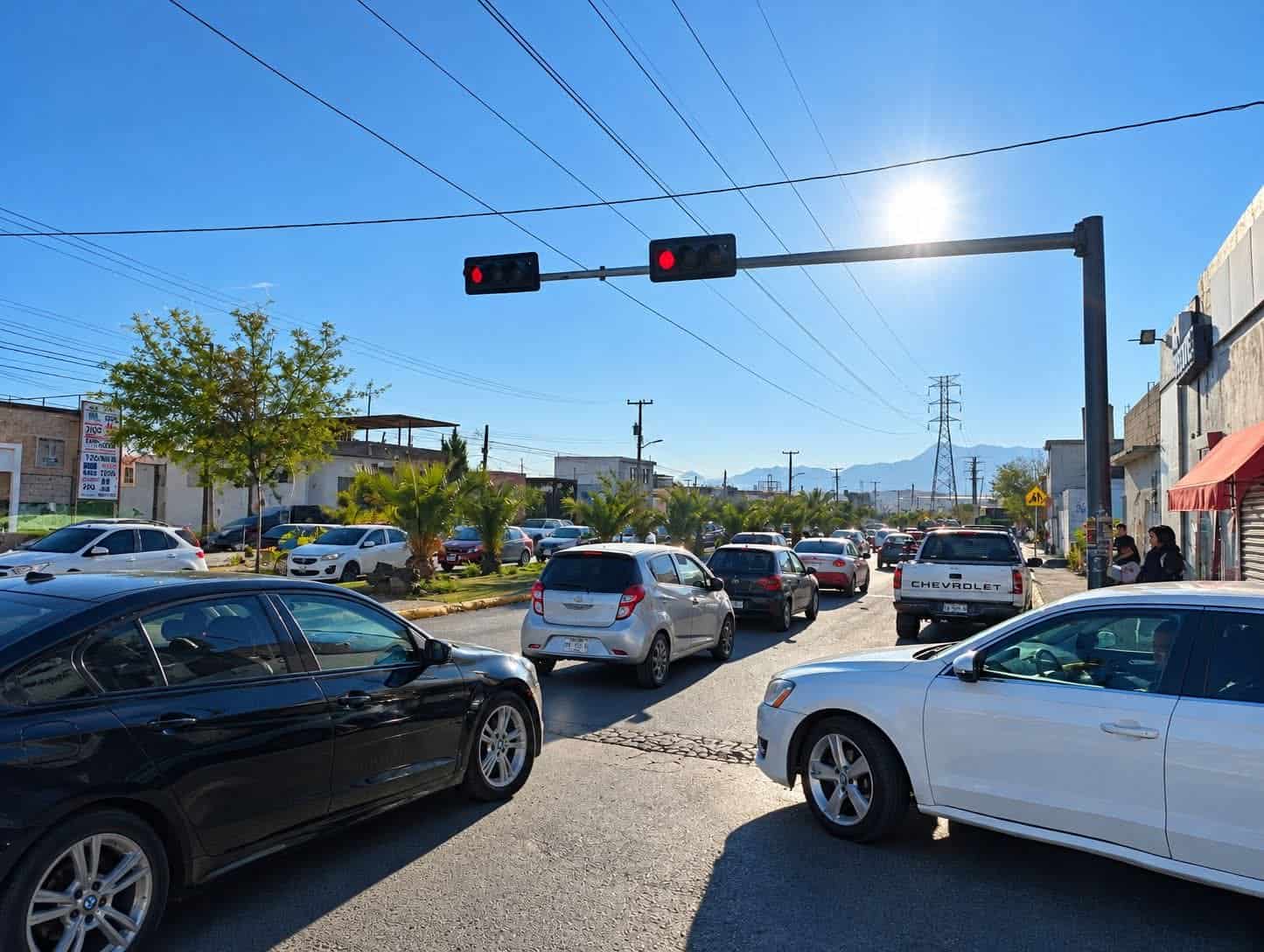 Obras de drenaje en Ramos Arizpe generan congestión y piden ayuda a Tránsito