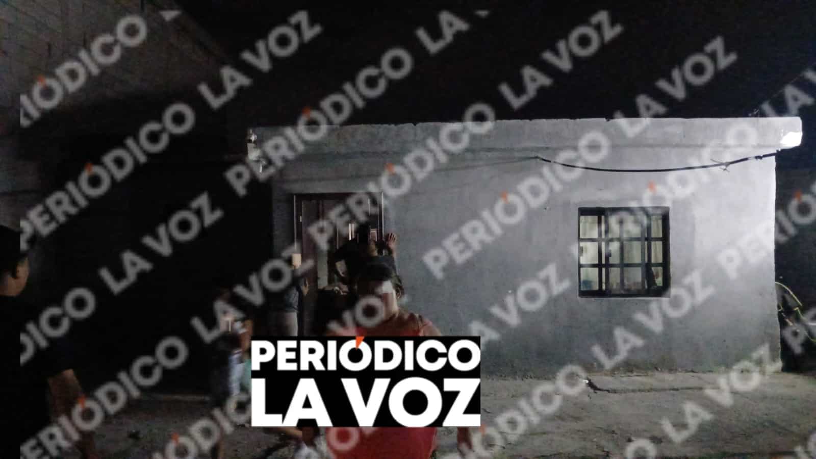 Amenaza menor con desvivirse tir&aacute;ndose del techo de su casa