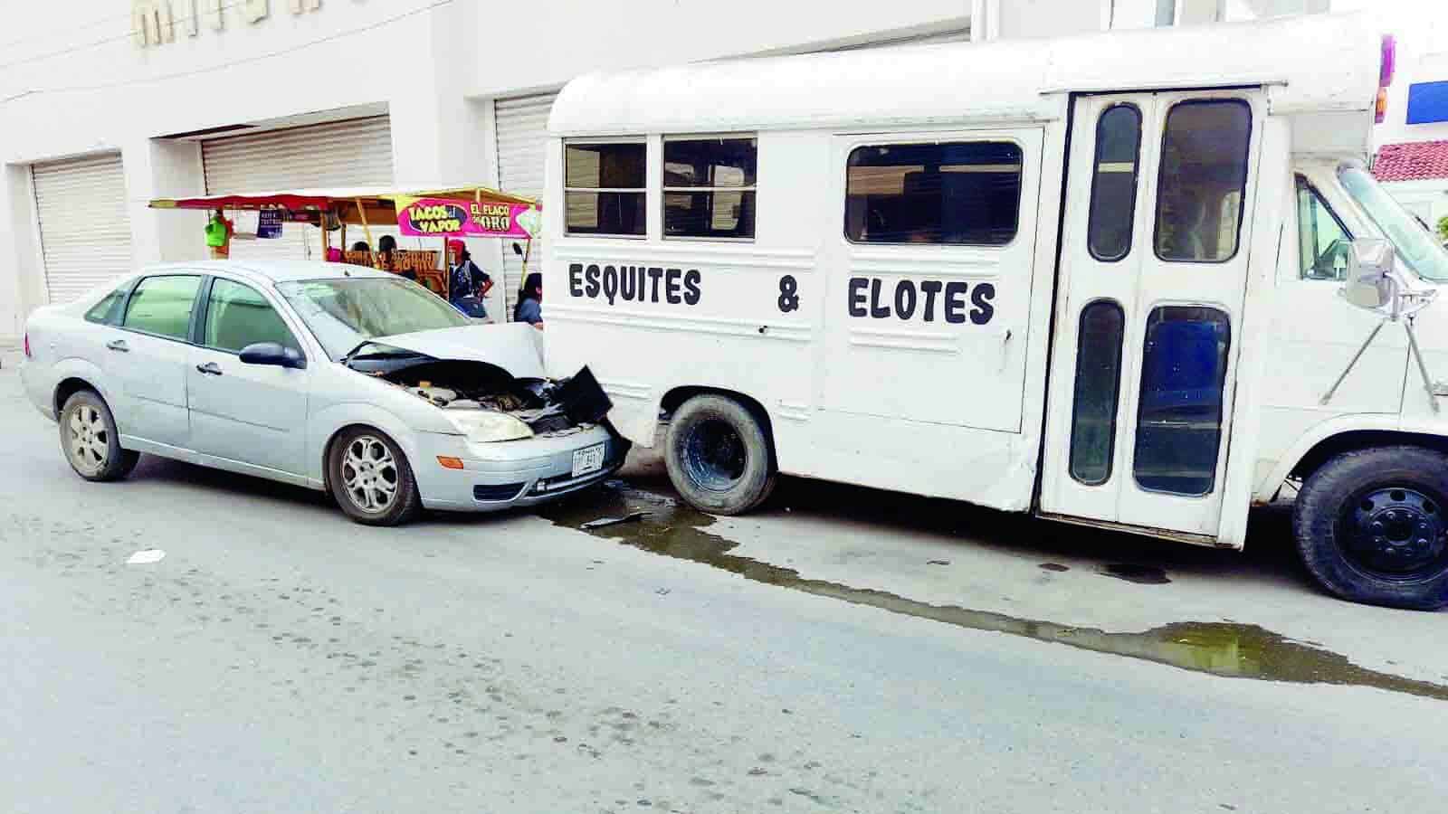 Mujer choca su vehículo contra un puesto de esquites en Múzquiz