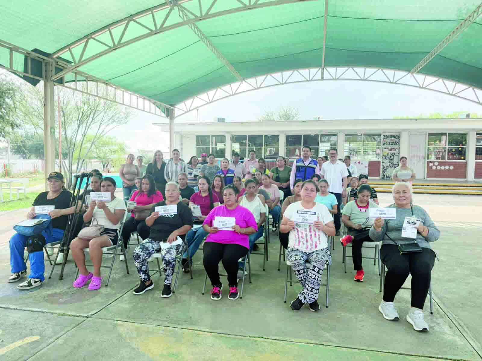 Gobierno de Coahuila entrega tarjetas de salud a estudiantes en Múzquiz