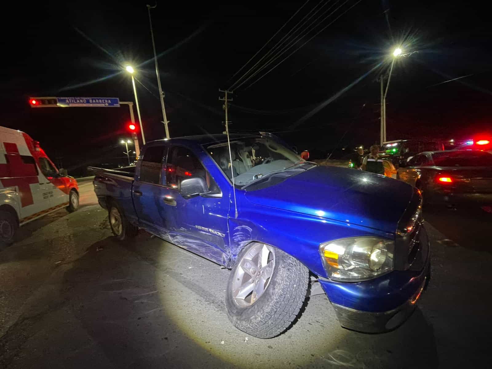 Camioenta provoca accidente vial, al no respetar semáforo