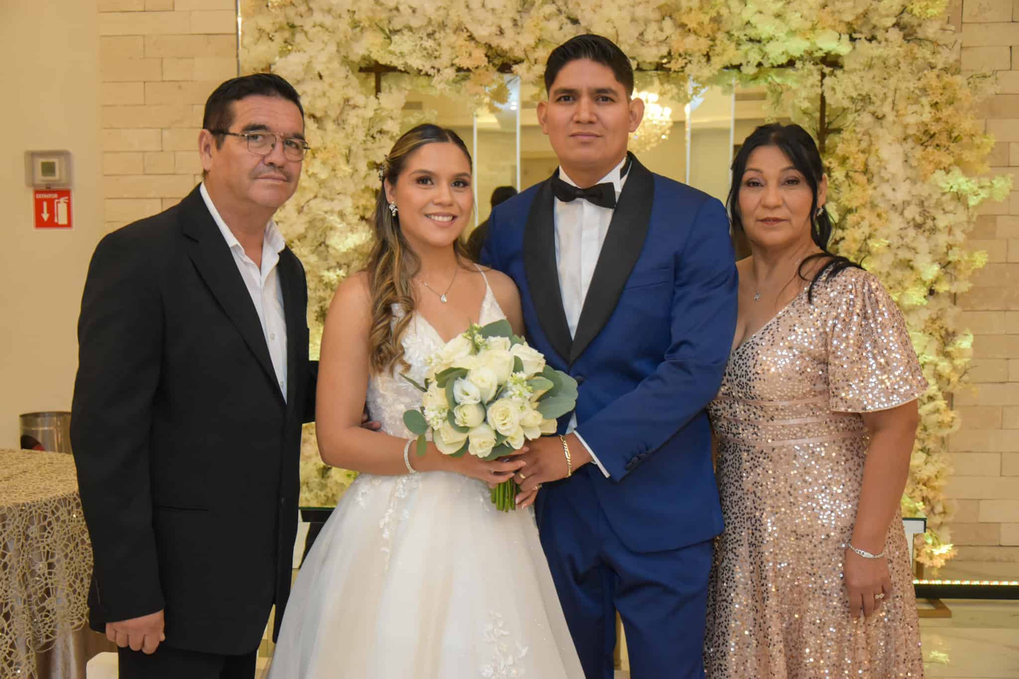 Isaac Balderas y Dina Hern&aacute;ndez celebran su uni&oacute;n en elegante recepci&oacute;n