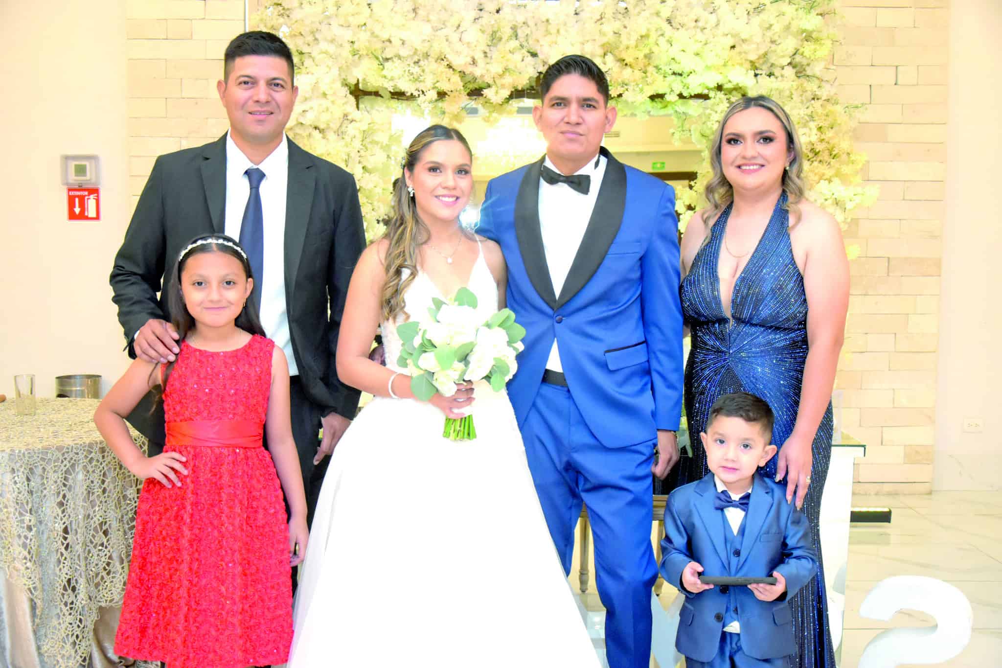 Isaac Balderas y Dina Hern&aacute;ndez celebran su uni&oacute;n en elegante recepci&oacute;n