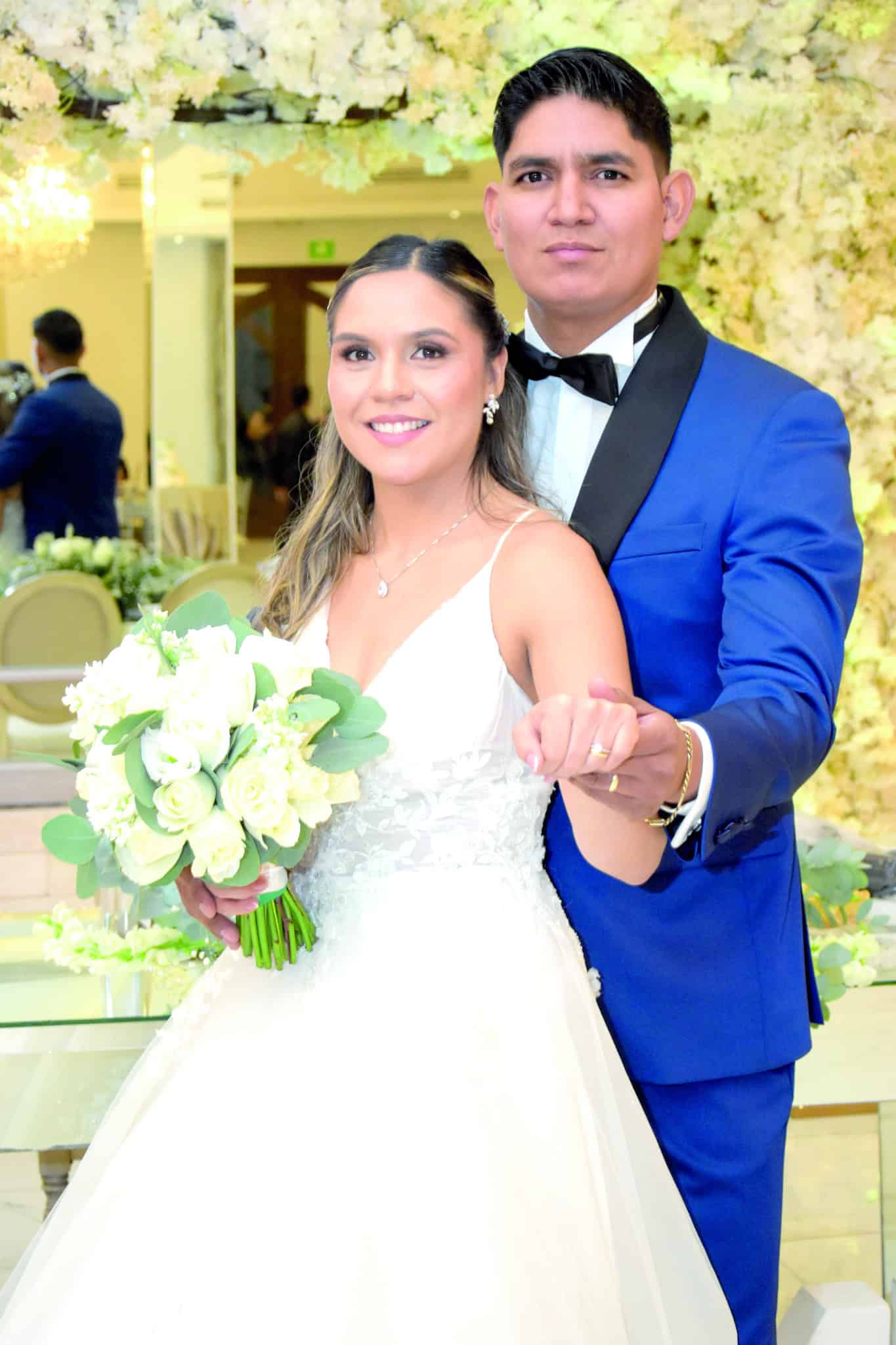 Isaac Balderas y Dina Hern&aacute;ndez celebran su uni&oacute;n en elegante recepci&oacute;n