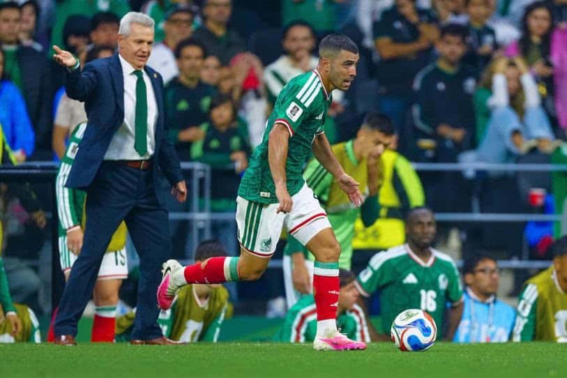 Javier Aguirre habla sobre el futuro de Erik Lira en Valencia