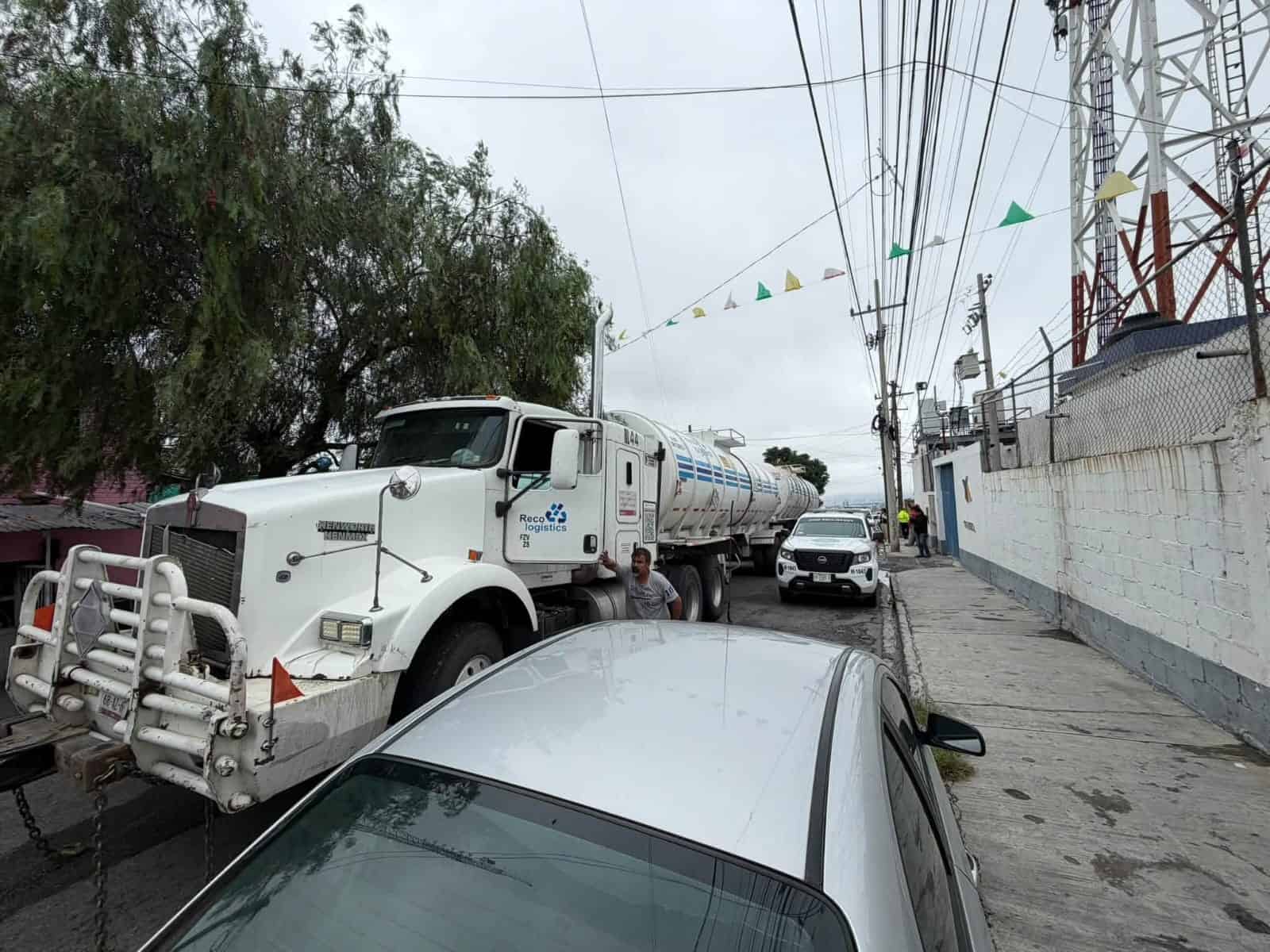 Saltillo: pipa con gasolina provoca evacuación de planteles educativos Saltillo: pipa con gasolina provoca evacuación de planteles educativos