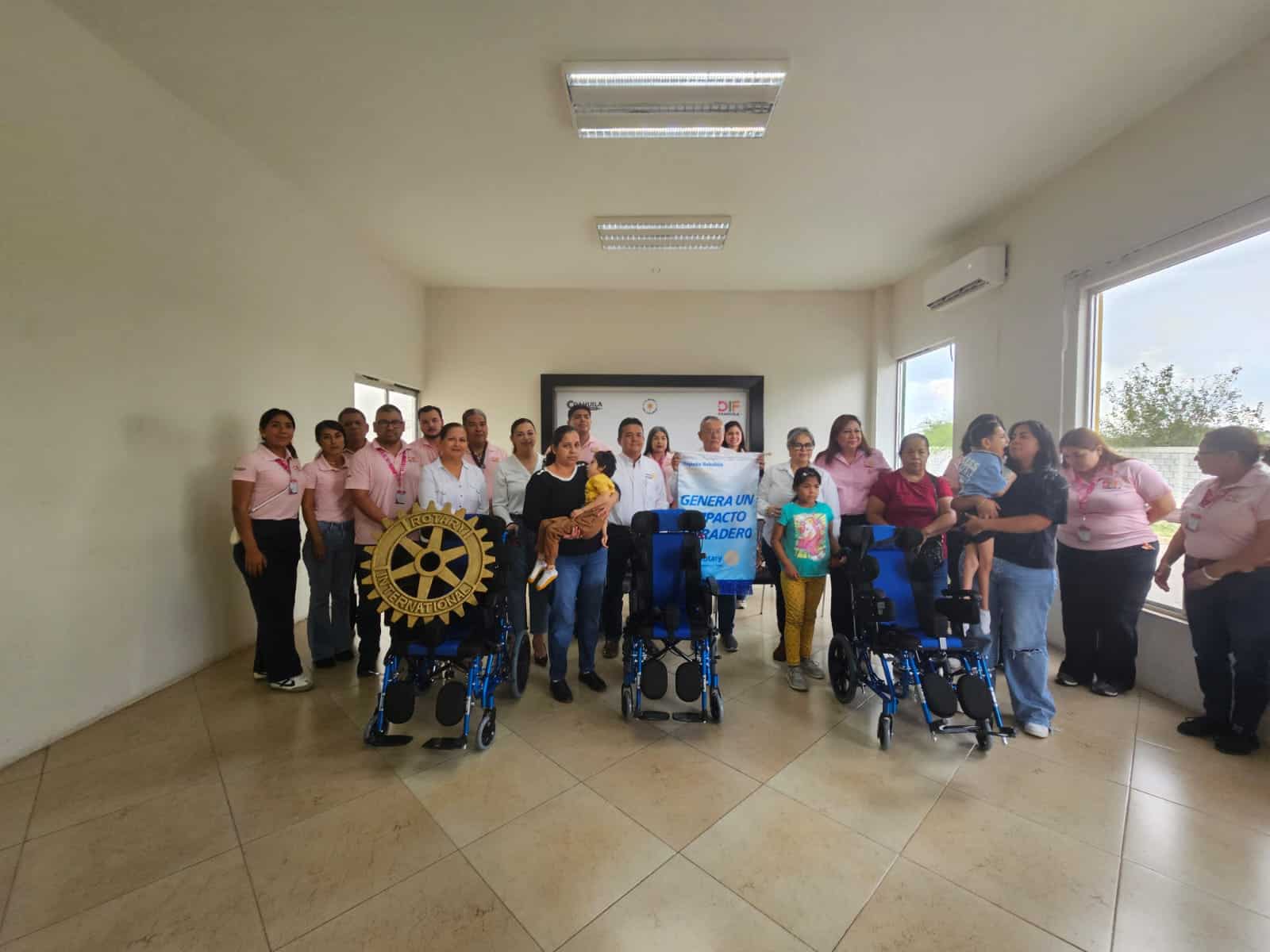 Club Rotario Centenario entrega sillas PCI a niños en Nueva Rosita