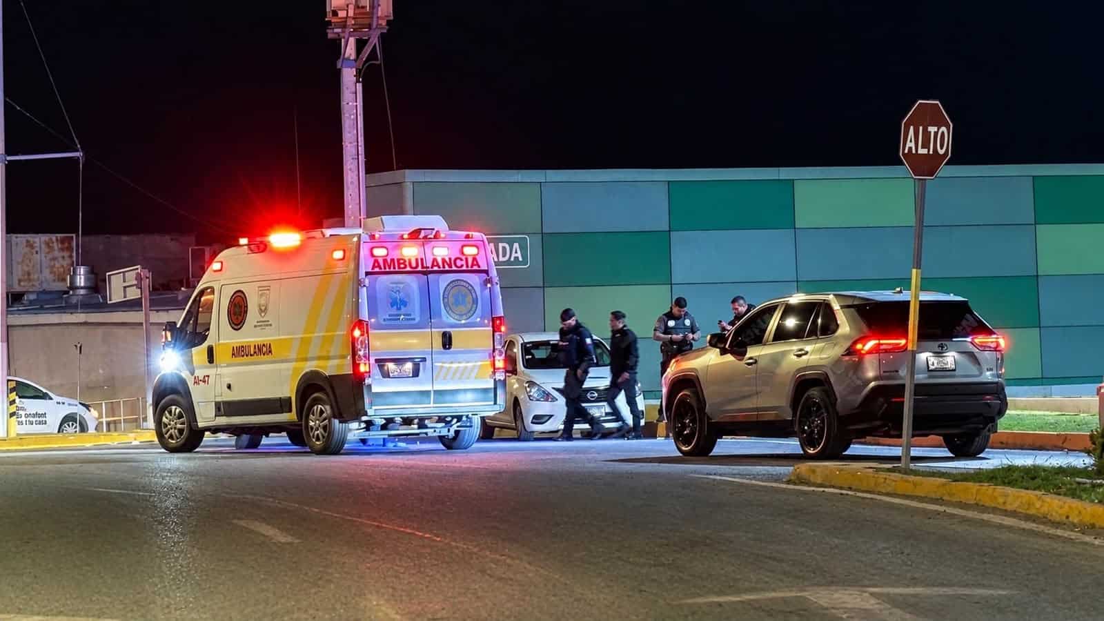 El taxi Nissan Versa terminó frente al estacionamiento de City Club, luego de impactar contra el camellón central y cruzar al sentido contrario.