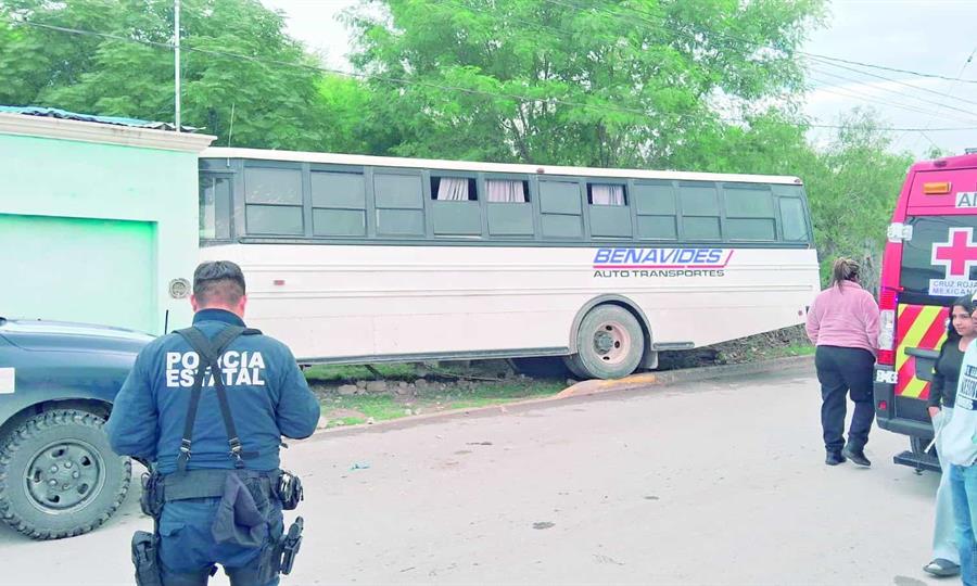 Pierde control y mete camión a vivienda en la Oscar Flores Tapia