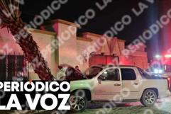 Conductor se queda dormido y choca contra una palmera Conductor se queda dormido y choca contra una palmera