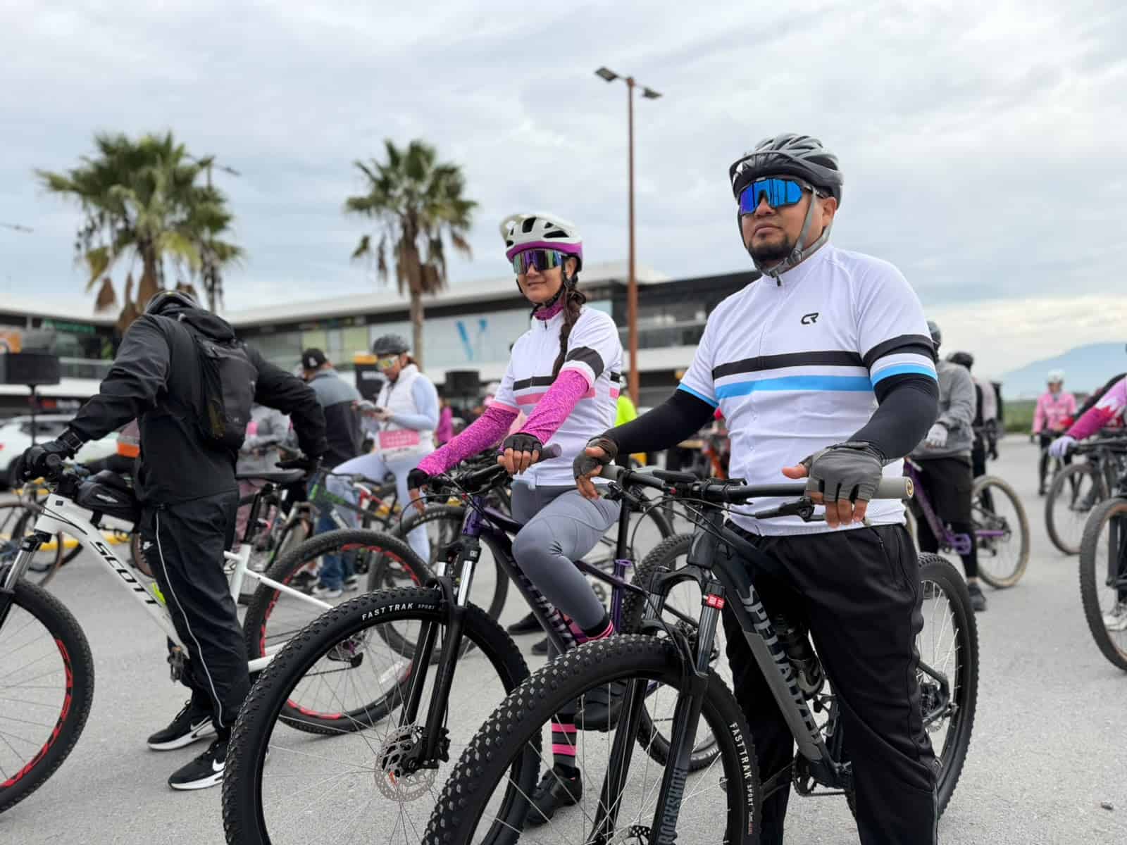 Promueve Javier D&iacute;az salud en rodada rosa