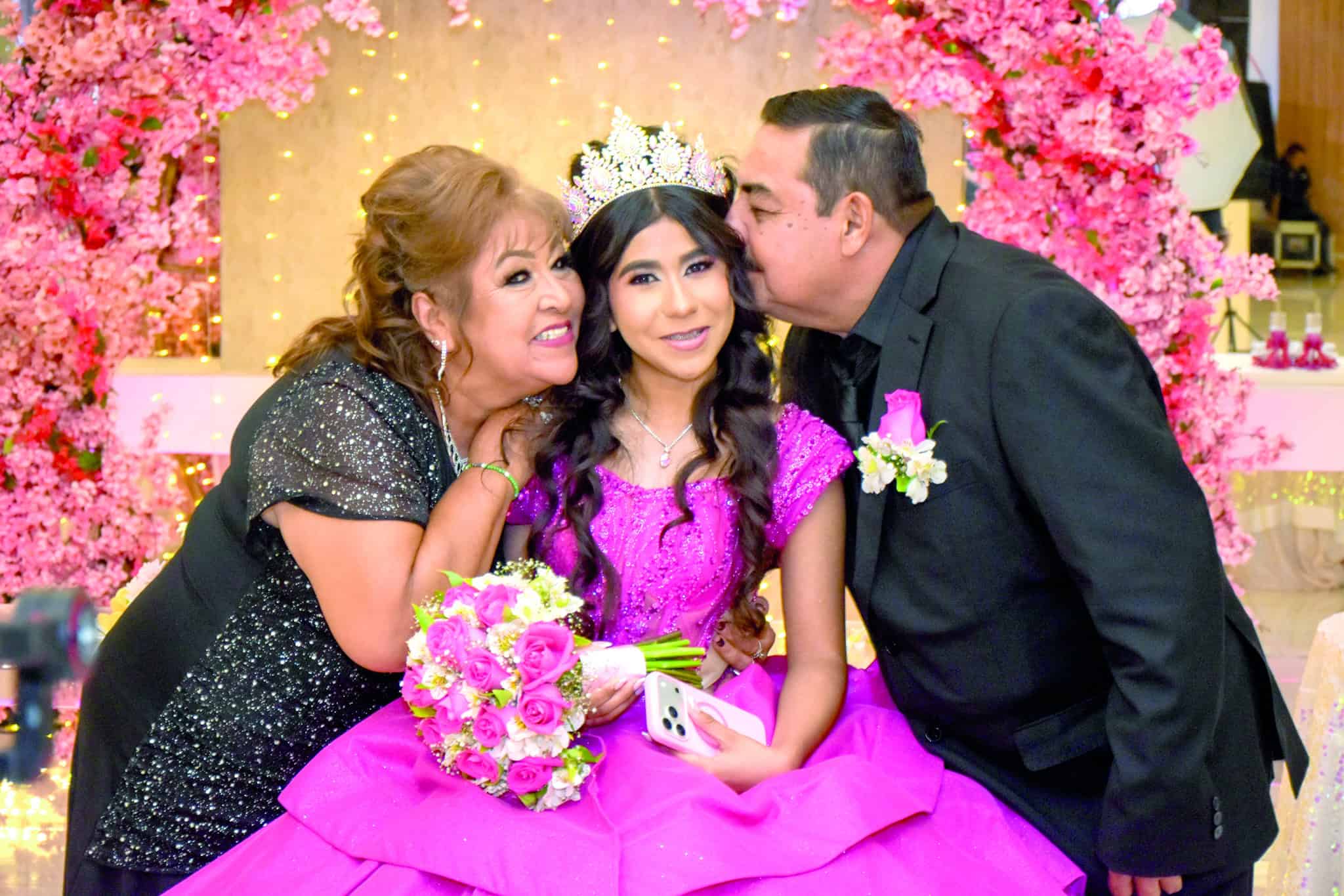 Yadira Franco y su familia celebran sus XV a&ntilde;os con alegr&iacute;a