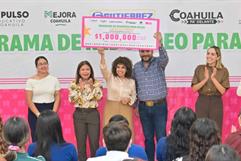 Carlos Villarreal entrega un millón de pesos en becas a estudiantes de Monclova