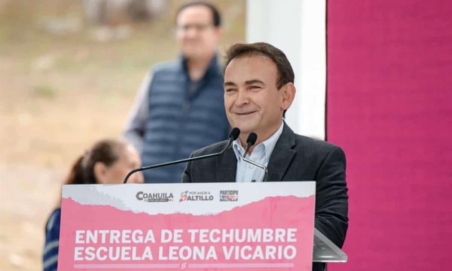 Javier Díaz González entrega techumbre en primaria Leona Vicario