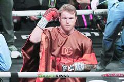 Canelo Álvarez llega a Riad para su combate con Christian Mbilli