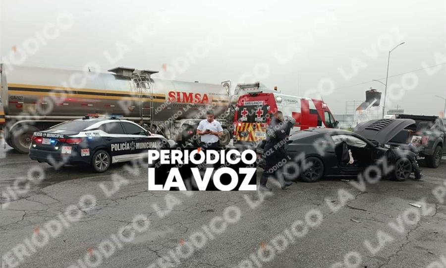 El Ford Mustang negro terminó con severos daños tras impactarse contra una camioneta Ford blanca en la carretera federal 57.