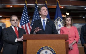 Uno de los principales azotes del presidente de EU, Donad Trump, y uno de sus blancos favoritos en Twitter, el demócrata Adam Schiff será el "fiscal jefe" en el proceso de juicio político contra el mandatario. Foto: AP